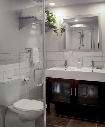 Central, Modern Loft Style Home - 2 Min Walk From Town كوينستاون المظهر الخارجي الصورة